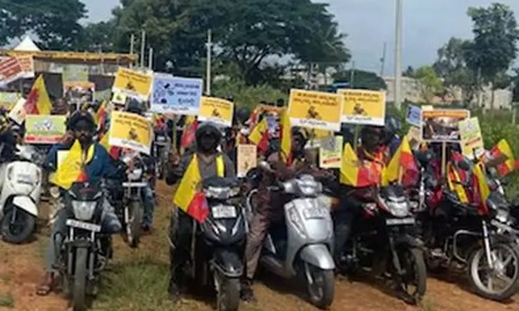 பெங்களூரு சாலையில் 5,000க்கும் மேற்பட்ட பைக் டாக்சி ஓட்டுநர்கள் பேரணி பெங்களூரு சாலையில் 5,000க்கும் மேற்பட்ட பைக் டாக்சி ஓட்டுநர்கள் பேரணி