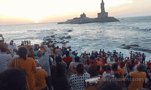 வார விடுமுறை : கன்னியாகுமரியில் குவிந்த சுற்றுலா பயணிகள் வார விடுமுறை : கன்னியாகுமரியில் குவிந்த சுற்றுலா பயணிகள்