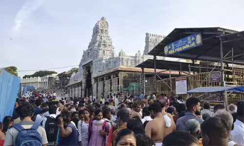விடுமுறை தினம்: திருச்செந்தூர் முருகன் கோவிலில் திரளான பக்தர்கள் சாமி தரிசனம்