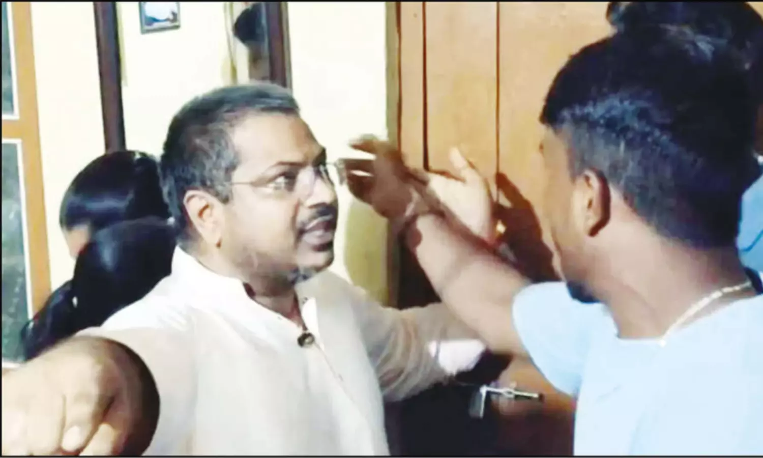 மடாதிபதியுடன் ஒரே அறையில் தங்கிய தாய், மகள்... அடுத்து நடந்த பரபரப்பு மடாதிபதியுடன் ஒரே அறையில் தங்கிய தாய், மகள்... அடுத்து நடந்த பரபரப்பு