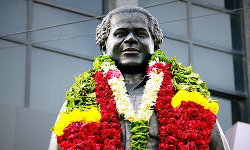 கலைவாணர் அரங்கத்தில் என்.எஸ்.கிருஷ்ணன் சிலை