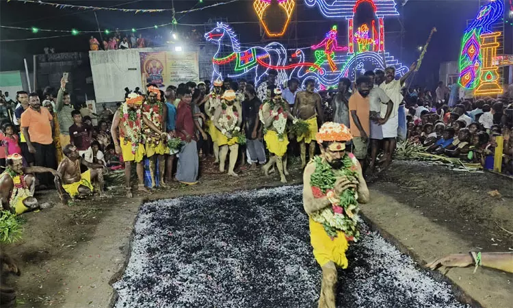 ஊத்துக்கோட்டை அருகே திரௌபதி அம்மன் கோவில் தீமிதி விழா