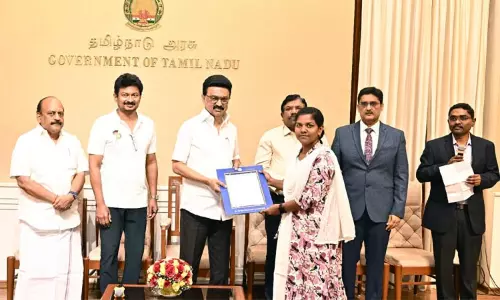 அரசு பணியிடங்களுக்கு தேர்வான 50 பேருக்கு பணி நியமன ஆணை வழங்கிய முதல்-அமைச்சர் மு.க.ஸ்டாலின் அரசு பணியிடங்களுக்கு தேர்வான 50 பேருக்கு பணி நியமன ஆணை வழங்கிய முதல்-அமைச்சர் மு.க.ஸ்டாலின்