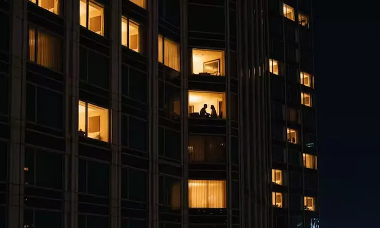 உல்லாசத்தில் ஜன்னல் திரையை மூட மறந்த காதலர்கள்: போக்குவரத்து நெரிசலால் திணறிய மேம்பாலம்