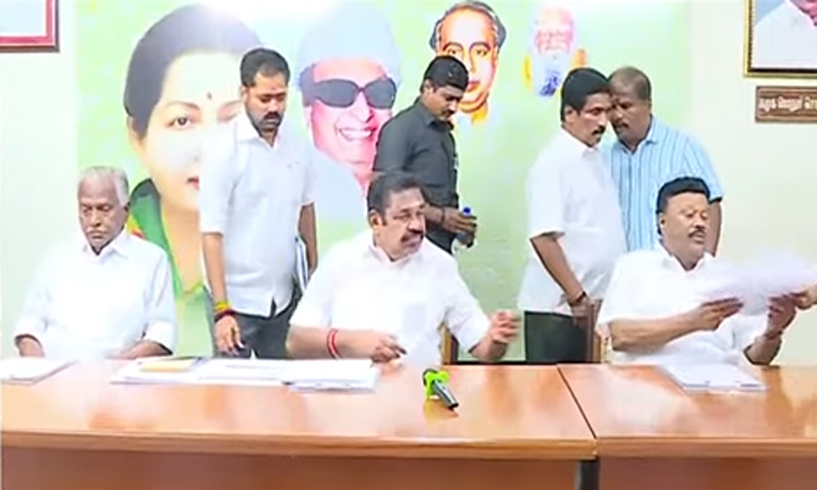 அ.தி.மு.க. மாவட்ட செயலாளர்கள் கூட்டம் எடப்பாடி பழனிசாமி தலைமையில் தொடக்கம்