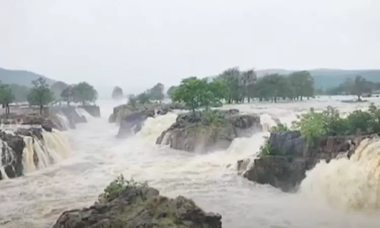 ஒகேனக்கல் காவிரியில் நீர்வரத்து 8 ஆயிரம் கன அடியாக சரிவு