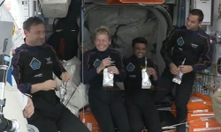 குளிர்பானம் அருந்திய விண்வெளி வீரர்கள்