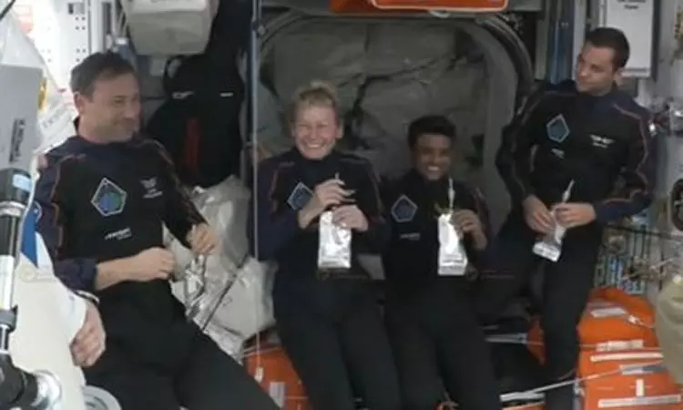 குளிர்பானம் அருந்திய விண்வெளி வீரர்கள் குளிர்பானம் அருந்திய விண்வெளி வீரர்கள்