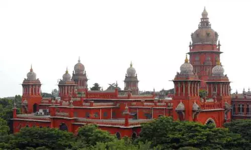 அரசே வீடு ஒதுக்கிவிட்டு அதை ரத்து செய்தது இலக்கியவாதிகளை அவமதிக்கும் செயல் - ஐகோர்ட்டு கண்டனம்