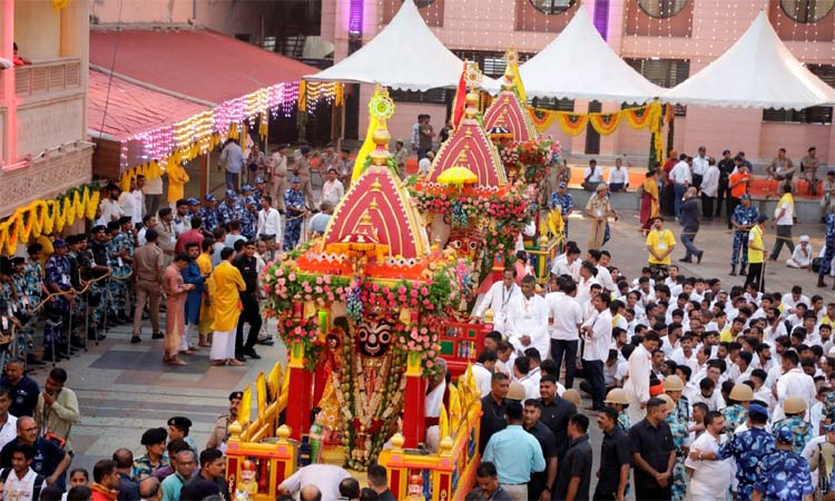 குஜராத்தில் ஜெகநாதர் கோவில் ரத யாத்திரை; ஆயிரக்கணக்கான பக்தர்கள் பங்கேற்பு
