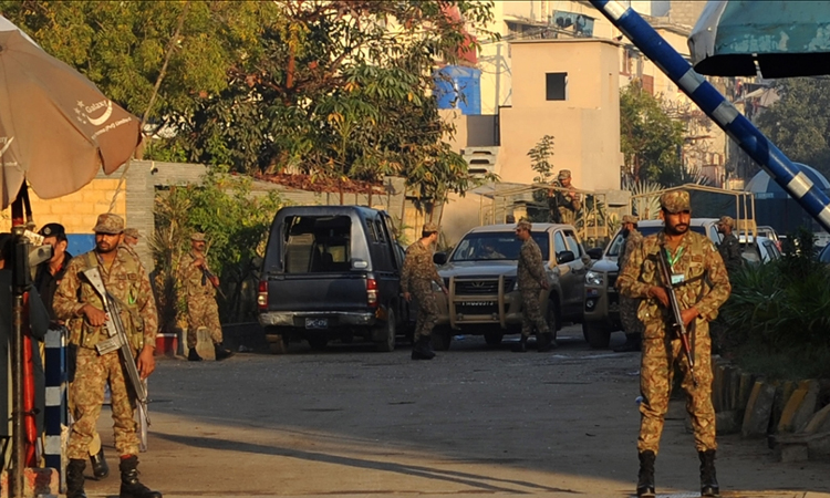 பாகிஸ்தான்:  தற்கொலைப்படை தாக்குதலில் 16 வீரர்கள் பலி; 29 பேர் காயம்