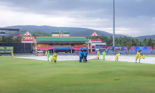 டி.என்.பி.எல். கிரிக்கெட்: சேப்பாக்-மதுரை ஆட்டம் மழையால் தாமதம் டி.என்.பி.எல். கிரிக்கெட்: சேப்பாக்-மதுரை ஆட்டம் மழையால் தாமதம்