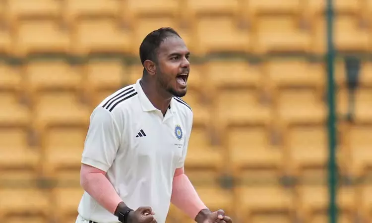 திருமணம் செய்வதாக கூறி 5 வருடங்கள் ஏமாற்றிய யாஷ் தயாள்..? பெண் பரபரப்பு புகார் திருமணம் செய்வதாக கூறி 5 வருடங்கள் ஏமாற்றிய யாஷ் தயாள்..? பெண் பரபரப்பு புகார்