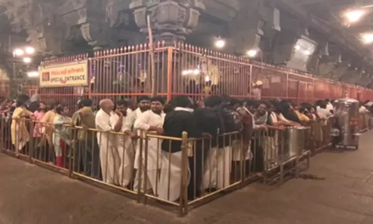 விடுமுறை நாளையொட்டி திருவண்ணாமலையில் குவிந்த பக்தர்கள் கூட்டம் விடுமுறை நாளையொட்டி திருவண்ணாமலையில் குவிந்த பக்தர்கள் கூட்டம்