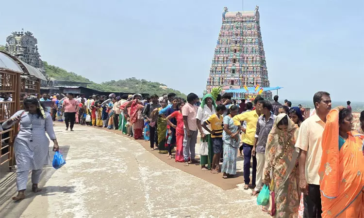 விடுமுறை தினம்... திருத்தணி முருகன் கோவிலில் குவிந்த பக்தர்கள்
