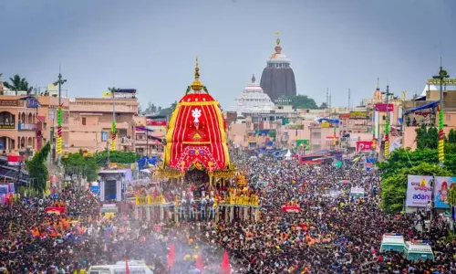 பூரி ஜெகநாதர் ரத யாத்திரையில் கூட்ட நெரிசல்; 3 பேர் பலி பூரி ஜெகநாதர் ரத யாத்திரையில் கூட்ட நெரிசல்; 3 பேர் பலி