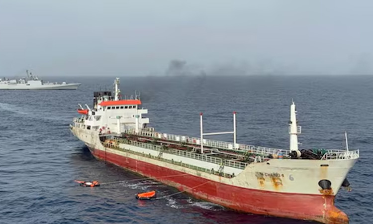 குஜராத் கண்ட்லா துறைமுகத்தில் இருந்து ஓமன் நோக்கி சென்ற எண்ணெய் கப்பலில்  தீ விபத்து