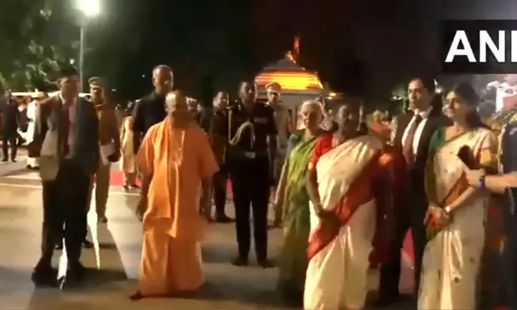 ஜனாதிபதி திரவுபதி முர்மு உத்தர பிரதேசத்திற்கு வருகை; முதல்-மந்திரி, கவர்னர் சிறப்பான வரவேற்பு ஜனாதிபதி திரவுபதி முர்மு உத்தர பிரதேசத்திற்கு வருகை; முதல்-மந்திரி, கவர்னர் சிறப்பான வரவேற்பு