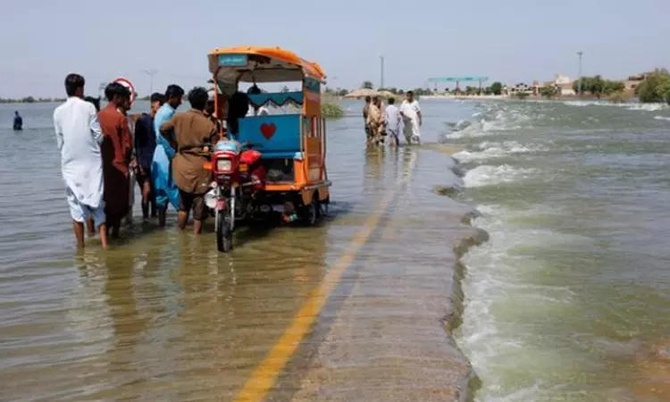 பாகிஸ்தான்:  பருவமழைக்கு கடந்த 24 மணிநேரத்தில் 18 பேர் பலி