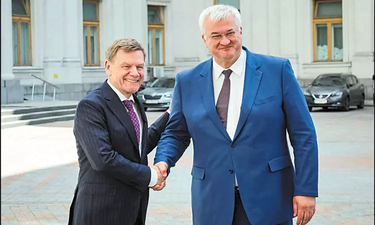 உக்ரைன் வந்த ஜெர்மனி மந்திரி; ராணுவ ஆதரவு தொடர்ந்து வழங்கப்படும் என உறுதி உக்ரைன் வந்த ஜெர்மனி மந்திரி; ராணுவ ஆதரவு தொடர்ந்து வழங்கப்படும் என உறுதி