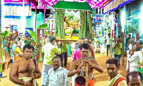 ஆறுமுகநேரி சிவன் கோவில் திருவிழா: பச்சை சாத்தி சப்பரத்தில் மகாவிஷ்ணு ஸ்வரூபமாக எழுந்தருளிய நடராஜர் ஆறுமுகநேரி சிவன் கோவில் திருவிழா: பச்சை சாத்தி சப்பரத்தில் மகாவிஷ்ணு ஸ்வரூபமாக எழுந்தருளிய நடராஜர்