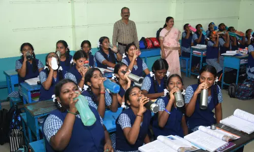 பள்ளிகளில் வாட்டர் பெல் திட்டம்: அமலுக்கு வந்தது பள்ளிகளில் வாட்டர் பெல் திட்டம்: அமலுக்கு வந்தது