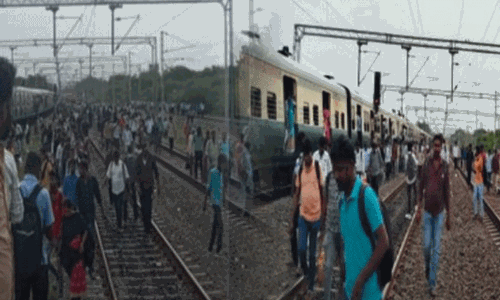 சென்னை: ரெயில் நிலையத்தை விட்டு 200 அடி தள்ளி நின்ற ரெயிலால் பயணிகள் அதிர்ச்சி