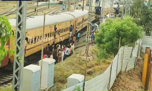 மதுரை ரெயில் நிலையத்தில் தண்டவாளத்தை கடக்க முயன்ற பெண் ரெயில் மோதி பலத்த காயம் மதுரை ரெயில் நிலையத்தில் தண்டவாளத்தை கடக்க முயன்ற பெண் ரெயில் மோதி பலத்த காயம்