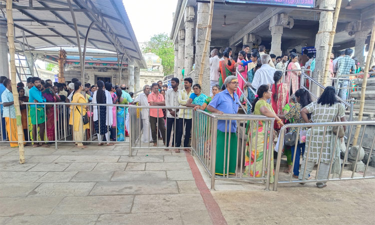 சஷ்டி விரத தினம்: சென்னிமலை முருகன் கோவிலில் திரண்ட பக்தர்கள்