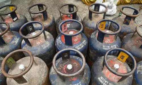 வணிக பயன்பாட்டு சிலிண்டர் விலை ரூ.57.50 குறைந்தது வணிக பயன்பாட்டு சிலிண்டர் விலை ரூ.57.50 குறைந்தது