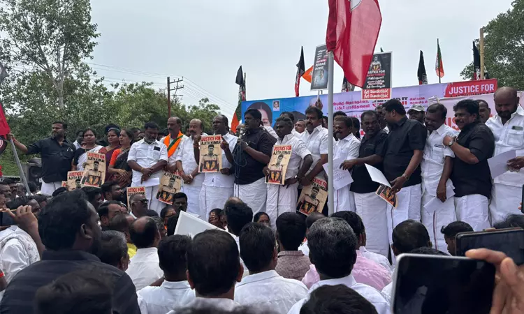 திருப்புவனத்தில் பாஜக - அதிமுக இணைந்து ஆர்ப்பாட்டம் திருப்புவனத்தில் பாஜக - அதிமுக இணைந்து ஆர்ப்பாட்டம்