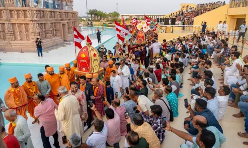 அபுதாபி இந்து கோவிலில் ரத யாத்திரை - திரளான பக்தர்கள் பங்கேற்பு அபுதாபி இந்து கோவிலில் ரத யாத்திரை - திரளான பக்தர்கள் பங்கேற்பு