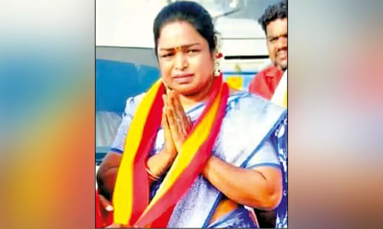 அரசு அதிகாரிக்கு கொலை மிரட்டல்: தவெக பெண் நிர்வாகி கைது