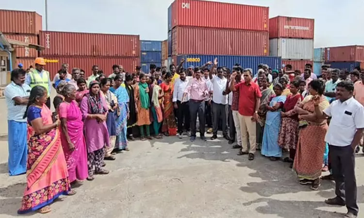 தூத்துக்குடி: தனியார் குடோனில் மூடை சரிந்து தொழிலாளி பலி- நிவாரணம் கோரி உறவினர்கள் முற்றுகை போராட்டம்