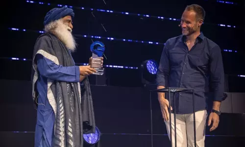 ஜெர்மனியில் சத்குருவிற்கு புளூ டங் விருது வழங்கி கவுரவம் ஜெர்மனியில் சத்குருவிற்கு புளூ டங் விருது வழங்கி கவுரவம்