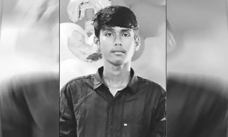 மாணவிகளுடன் பேசியதால் பிளஸ்-2 மாணவர் அடித்துக்கொலை.. சக மாணவர்கள் வெறிச்செயல் மாணவிகளுடன் பேசியதால் பிளஸ்-2 மாணவர் அடித்துக்கொலை.. சக மாணவர்கள் வெறிச்செயல்