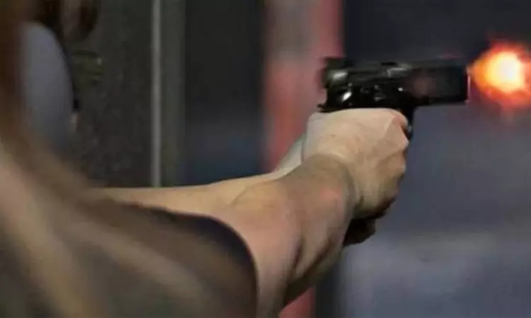 குடும்பத்தினர் மீது துப்பாக்கி சூடு நடத்திய ஓய்வு பெற்ற போலீஸ் அதிகாரி ; ஒருவர் பலி குடும்பத்தினர் மீது துப்பாக்கி சூடு நடத்திய ஓய்வு பெற்ற போலீஸ் அதிகாரி ; ஒருவர் பலி