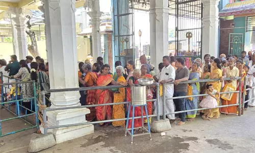 வெள்ளிக்கிழமை சிறப்பு வழிபாடு: இருக்கன்குடி மாரியம்மன் கோவிலில் குவிந்த பக்தர்கள் வெள்ளிக்கிழமை சிறப்பு வழிபாடு: இருக்கன்குடி மாரியம்மன் கோவிலில் குவிந்த பக்தர்கள்