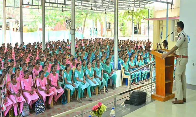 நெல்லையில் கல்லூரி மாணவிகளுக்கு போலீஸ் துணை கமிஷனர் அறிவுரை நெல்லையில் கல்லூரி மாணவிகளுக்கு போலீஸ் துணை கமிஷனர் அறிவுரை