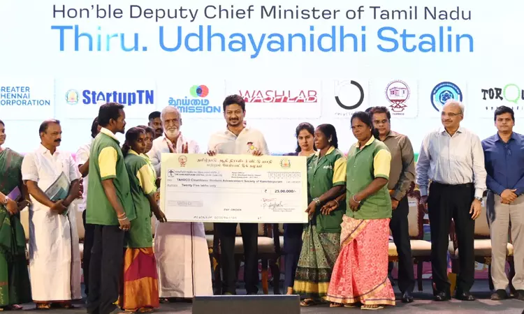தூய்மை பணியாளர்களுக்கு ரூ.37.79 லட்சம் நலத்திட்ட உதவி - உதயநிதி ஸ்டாலின் வழங்கினார் தூய்மை பணியாளர்களுக்கு ரூ.37.79 லட்சம் நலத்திட்ட உதவி - உதயநிதி ஸ்டாலின் வழங்கினார்
