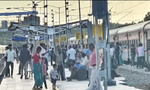நாகர்கோவில் வந்த எக்ஸ்பிரஸ் ரெயில்கள் நடுவழியில் நிறுத்தம்: பயணிகள் கடும் அவதி நாகர்கோவில் வந்த எக்ஸ்பிரஸ் ரெயில்கள் நடுவழியில் நிறுத்தம்: பயணிகள் கடும் அவதி