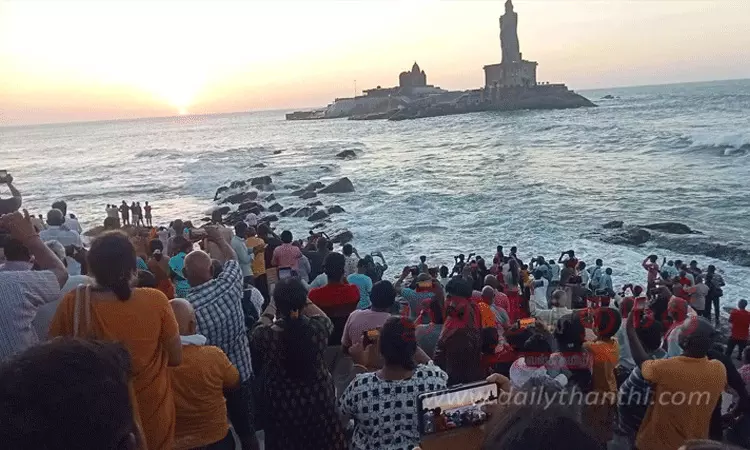 வார விடுமுறை : கன்னியாகுமரியில் குவிந்த சுற்றுலா பயணிகள் வார விடுமுறை : கன்னியாகுமரியில் குவிந்த சுற்றுலா பயணிகள்