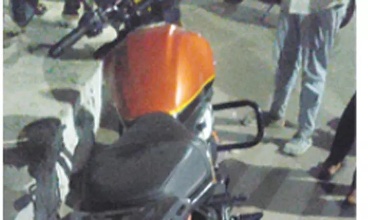 சென்னையில் நடைபாதையில் பைக் மோதி விபத்து: வாலிபர் பலி, நண்பர் படுகாயம் சென்னையில் நடைபாதையில் பைக் மோதி விபத்து: வாலிபர் பலி, நண்பர் படுகாயம்