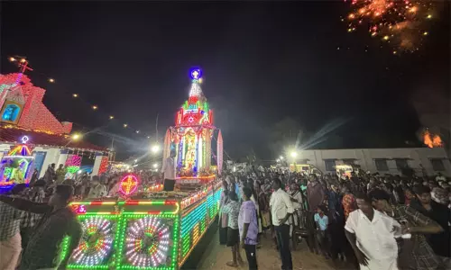 வேளாங்கண்ணி அருகே தூய மிக்கேல் ஆலய தேர் பவனி வேளாங்கண்ணி அருகே தூய மிக்கேல் ஆலய தேர் பவனி