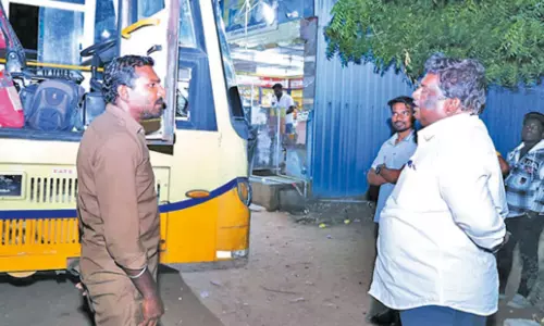 ஆய்வின் போது அமைச்சர் சிவசங்கரை யார்? என்று கேட்ட அரசு பஸ் டிரைவர், கண்டக்டர் ஆய்வின் போது அமைச்சர் சிவசங்கரை யார்? என்று கேட்ட அரசு பஸ் டிரைவர், கண்டக்டர்