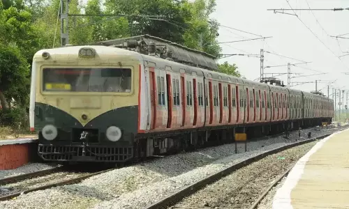 மும்பை: மின்சார ரெயிலில் முதியவர்களுக்கு தனிப்பெட்டி மும்பை: மின்சார ரெயிலில் முதியவர்களுக்கு தனிப்பெட்டி