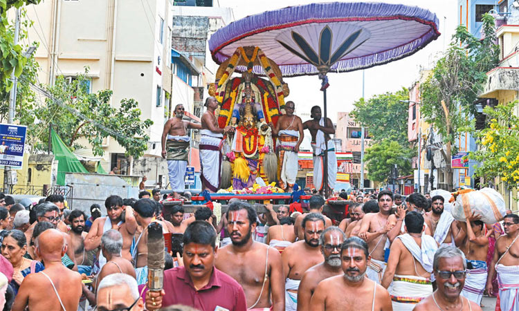 திருவல்லிக்கேணி பார்த்தசாரதி கோவிலில் கருட சேவை: திரளான பக்தர்கள் பங்கேற்றனர்