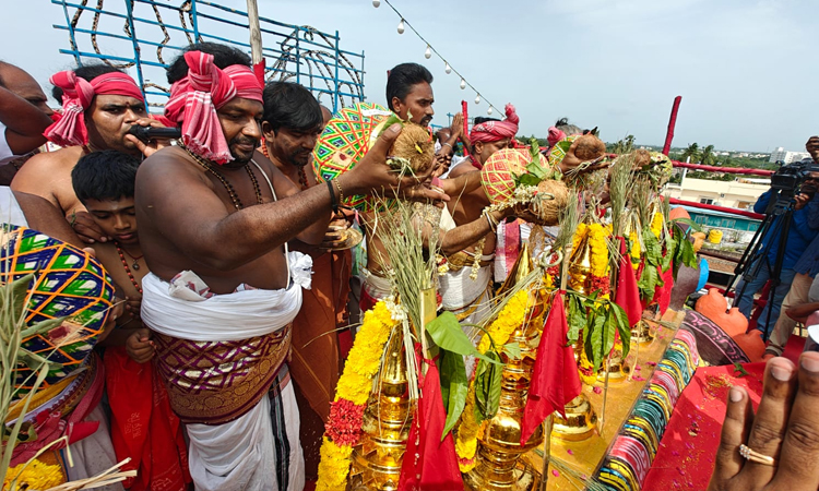 குன்றத்தூர் கந்தழீஸ்வரர் கோவில் கும்பாபிஷேகம் வெகு விமரிசையாக நடைபெற்றது - ஆயிரக்கணக்கான பக்தர்கள் தரிசனம்