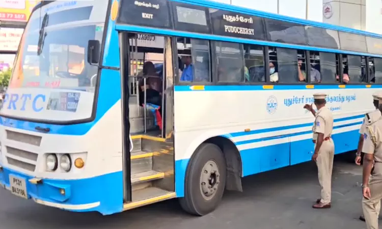 புதுச்சேரி: போலீஸ் பாதுகாப்புடன் பஸ்கள் இயக்கம்..  ஒரு சில பள்ளிகளுக்கு விடுமுறை
