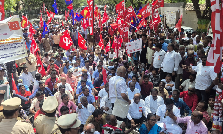 தமிழகத்தின் பல்வேறு பகுதிகளில்  தொழிற்சங்கத்தினர் போராட்டம்